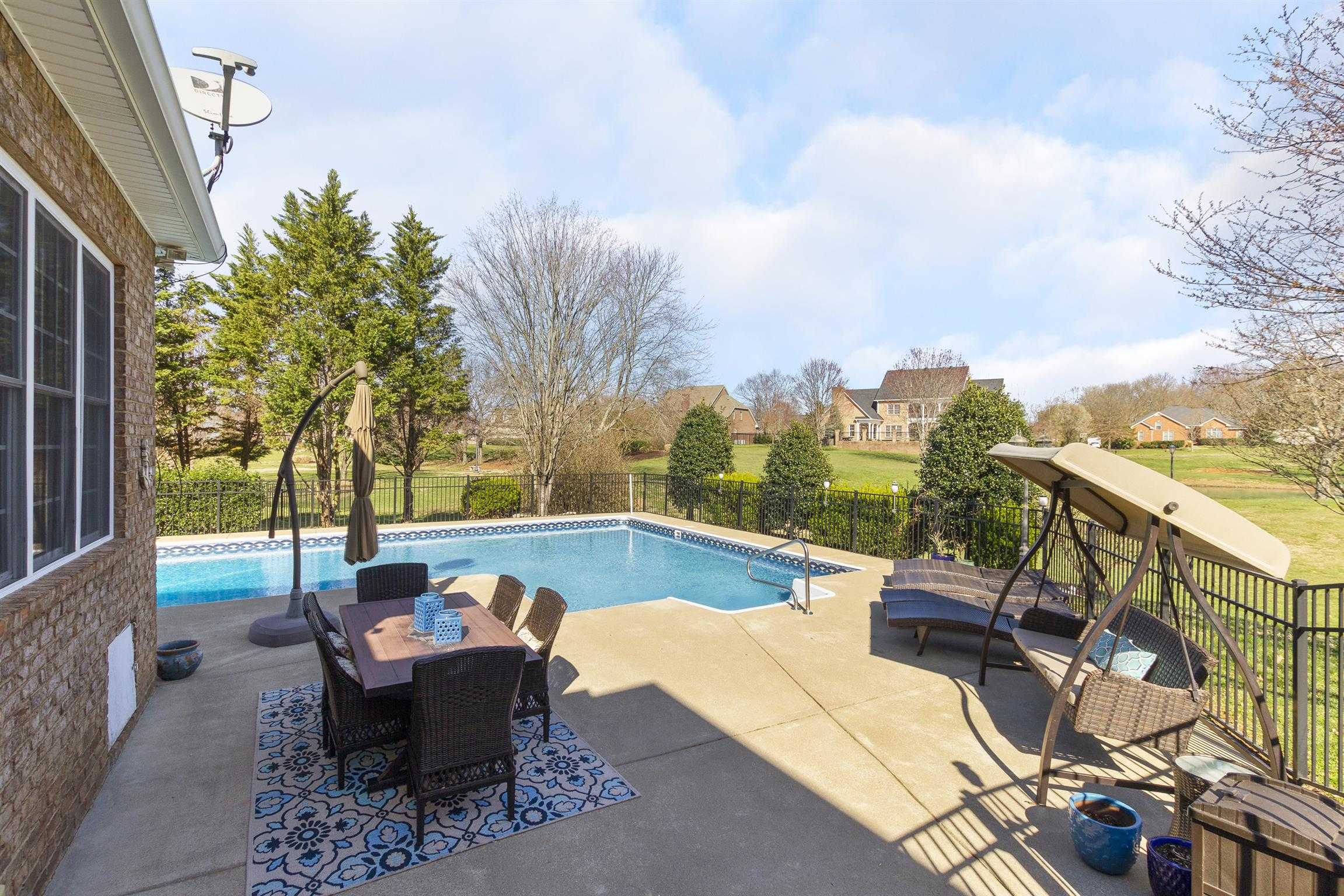 Homes With Pool In Gallatin Tn